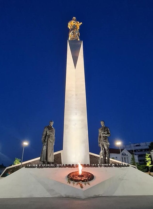 Памятник в Севастополе, посвященный погибшим в Гражданской войне 1918-1920 годов. На лицевой части постамента высечена надпись: "Мы единый народ и Россия у нас одна".